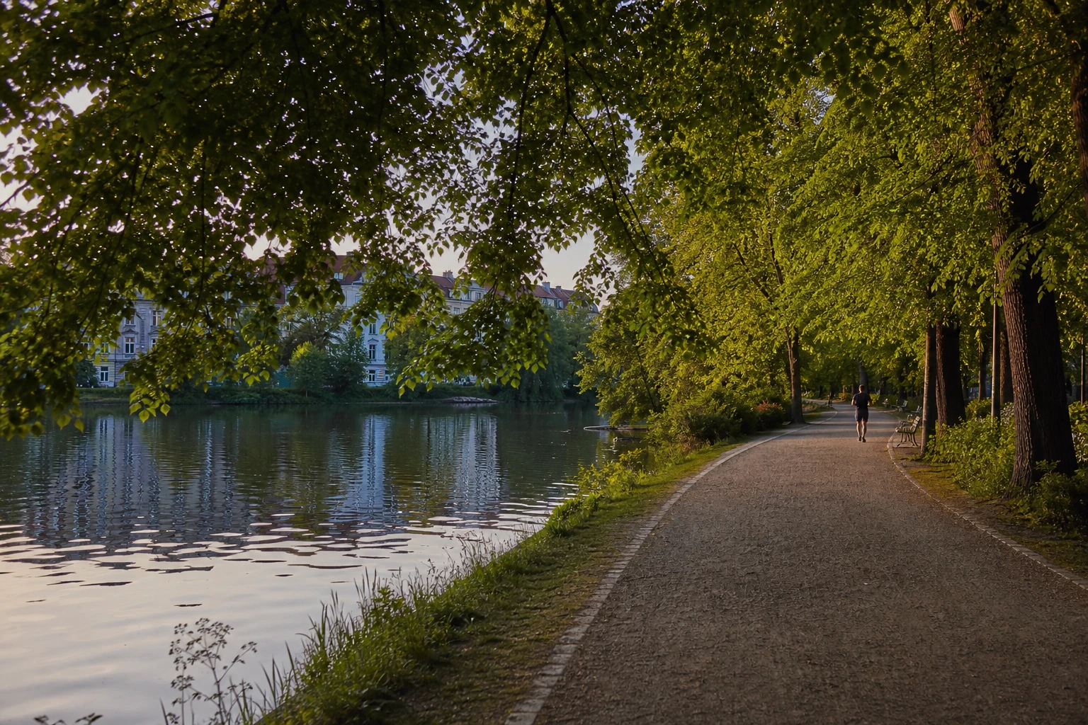 Laufweg am Lietzenseepark für kurze Runden beim Joggen in Charlottenburg